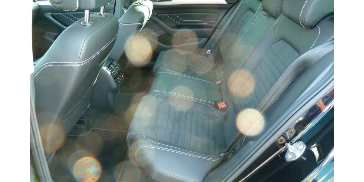 VW Passat Variant R-Line 2.0 TDI DSG Leder Navi LED 135.000 km 20.900 &euro; Ratingen 40885